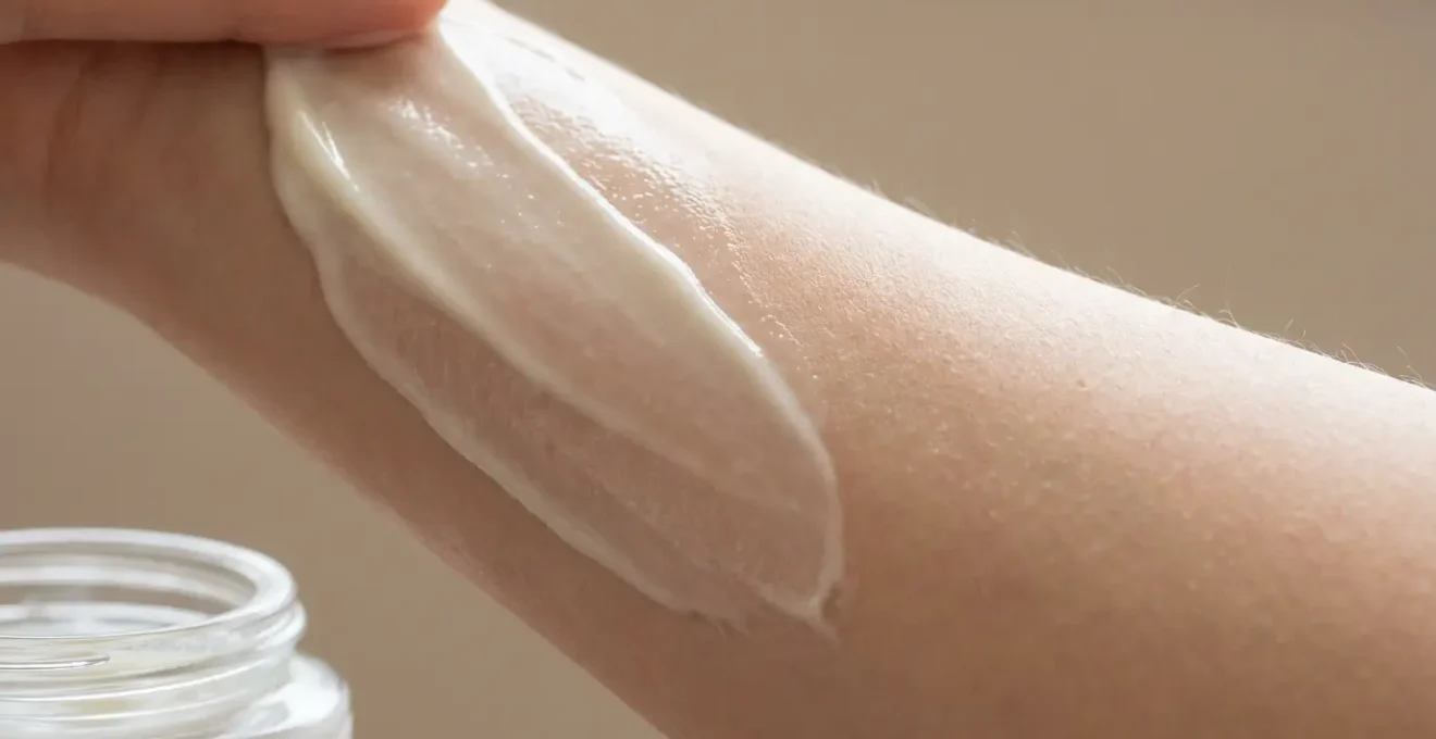 Aplicación de crema reafirmante en piel mostrando mejora de textura y firmeza