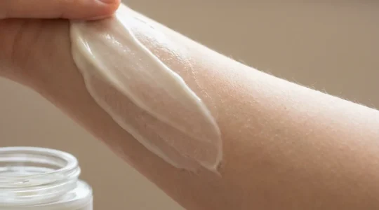 Aplicación de crema reafirmante en piel mostrando mejora de textura y firmeza