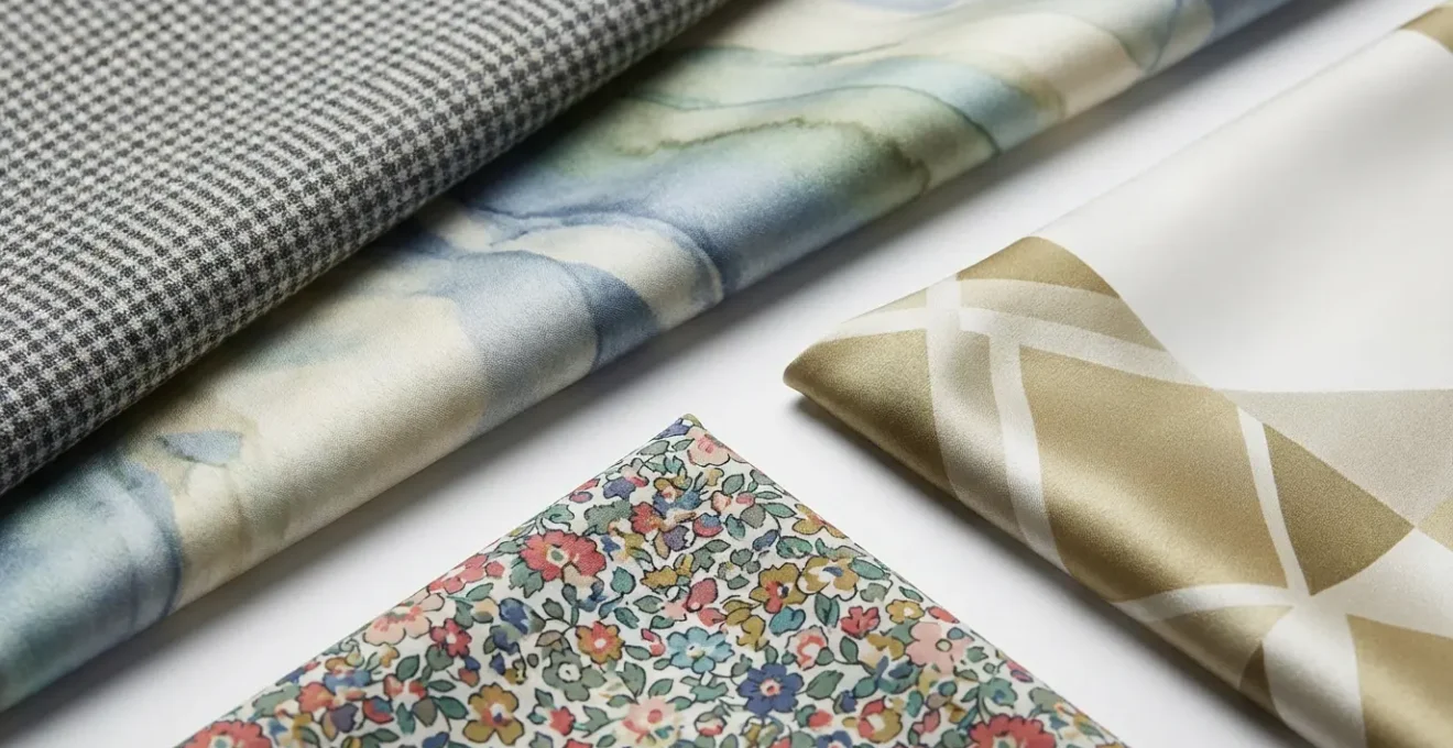 Comparación visual de estampados versátiles versus limitantes en telas de vestidos